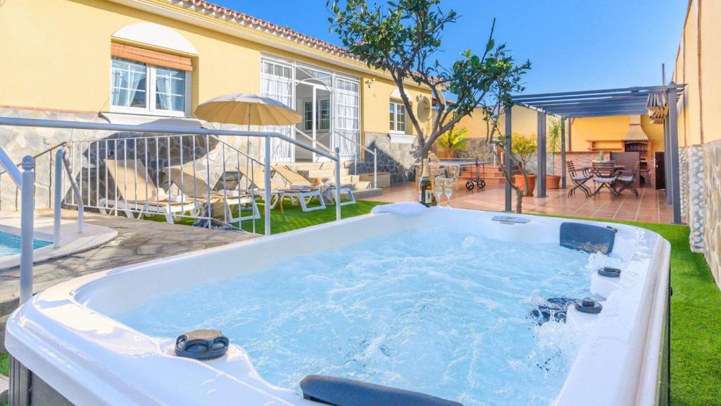 jacuzzi exterior Jacuzzi