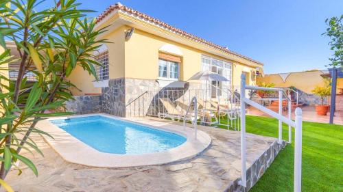 piscina sombrilla Terraza con piscina Casa Layda
